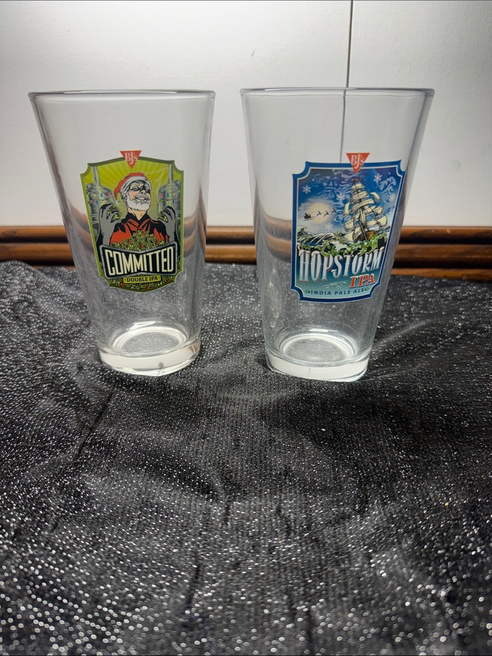 Set of 2 BJ’s Restaurant & Brewhouse craft beer pint glasses featuring two diffe